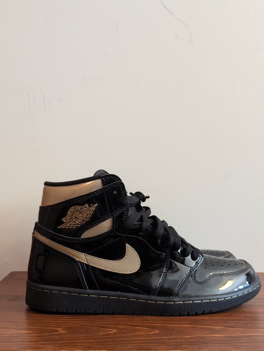 Nike Air Jordan 1 Retro High OG Metallic Gold Sz 10